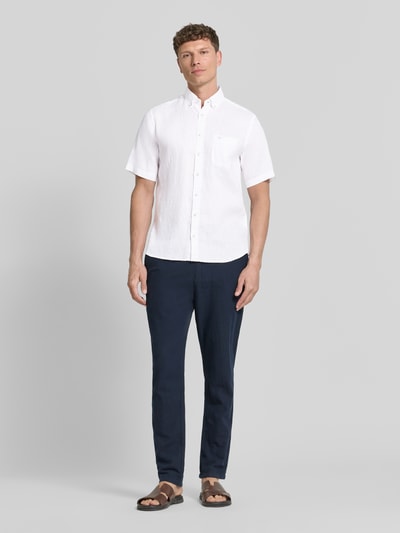 Männermodel trägt Regular Fit Leinenhemd mit Button-Down-Kragen von Fynch-Hatton, Reines Leinen, Brusttasche, Ganzkörperansicht von vorne.