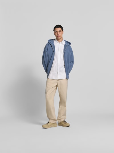 Männermodel trägt Straight Fit Jeans aus Reiner Baumwolle von ANNARR, Beige, mit Eingriff- und Gesäßtaschen, Ganzkörperansicht von vorne.