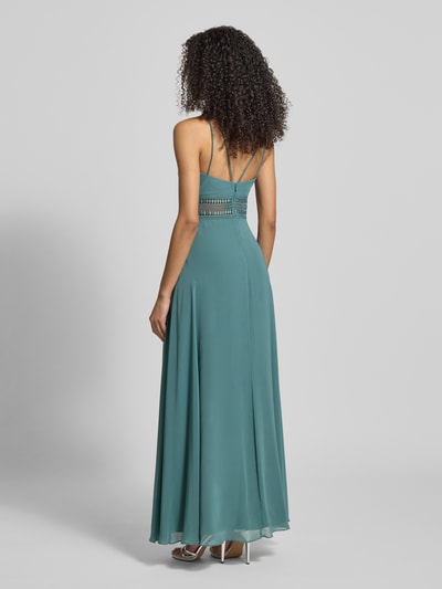 Frauenmodel trägt Abendkleid mit Raffungen von Jake*s Cocktail in Türkis, Taillierter Schnitt, Spaghettiträger, Nahtreißverschluss, Rückenlänge 30 cm, Brustweite 36 cm, blickdichtes Unterkleid, fließende Struktur, Ganzkörperansicht Rückansicht.