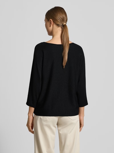 Frauenmodel trägt Relaxed Fit Pullover aus Viskose-Mix in Strick-Optik von comma, schwarz, Glitzer-Optik, U-Boot-Ausschnitt, 3/4-Arm, Ganzkörperansicht Rückansicht.