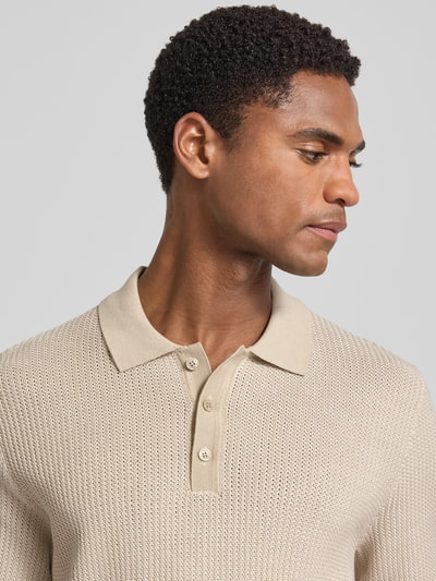 Mannelijk model draagt slim fit poloshirt met structuurpatroon model 'Brianoro' van JOOP! puur katoen knoopsluiting labeldetail Nahaufnahme Oberkörper
