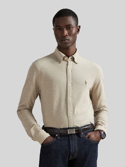 Männermodel draagt Regular Fit vrijetijdsoverhemd uit puur katoen van Polo Ralph Lauren, effen kleuren, button-downkraag, lange mouw, gestikt logo, piqué, doorlopende knoopsluiting, sportmanchet; voorkant, bovenlichaam close-up.