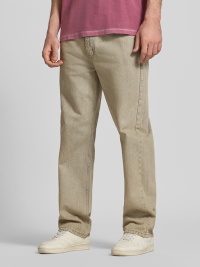 Männermodel trägt Loose Straight Fit Jeans im Used-Look Modell '565' von Levi's®, Reine Baumwolle, Ganzkörperansicht von vorne.