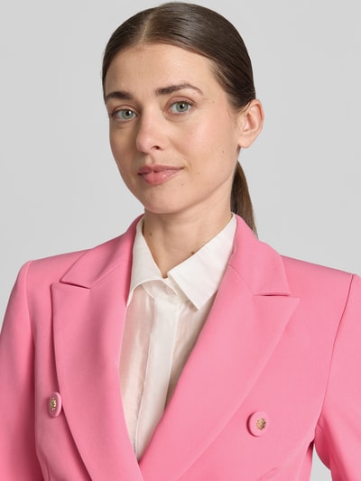 Frauenmodel trägt Blazer mit Pattentaschen Modell 'REWI' von Rinascimento in Pink, Material-Mix mit Stretch, Nahaufnahme Oberkörper.