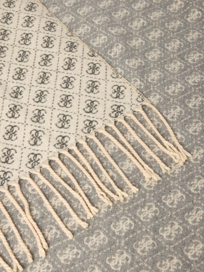 Produktfoto, Schal aus Viskose-Mix mit Logo-Detail von GUESS, helles und graues Muster, weiche Textur, Kordel-Abschluss, länglich, Damen Schal von GUESS.