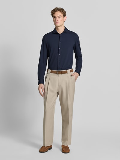 Männermodel trägt Slim Fit Business-Hemd mit Haifischkragen von Jake*s, dunkelblau, Material-Mix mit Stretch-Anteil, Strukturmuster, Ganzkörperansicht von vorne. Rückenlänge 78 cm, Schulterbreite 48 cm, Ärmellänge 68 cm, Größe 39/40.
