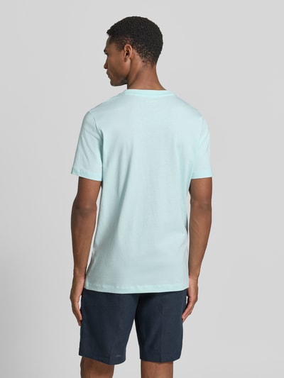 Męski model nosi Regular Fit T-Shirt aus reiner Baumwolle von s.Oliver RED LABEL, jednokolorowy, krój regular fit, nadruk z logo, okrągły dekolt, krótki rękaw, dżersej, bawełna, efekt: jednolity kolor, widok całej sylwetki z tyłu.