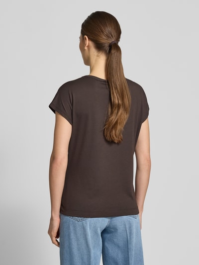 Frauenmodel trägt Regular Fit T-Shirt mit Statement-Print von monari in dunklem Braun, Baumwoll-Modal-Mix, Rückenlänge 56 cm, Ganzkörperansicht Rückansicht.