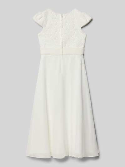 Mädchen trägt Kleid mit Taillenband und Kappärmeln von Happy Girls in Weiß, A-Linie, Stitchings, Pailletten, Rückenreißverschluss, Ganzkörperansicht Rückansicht.