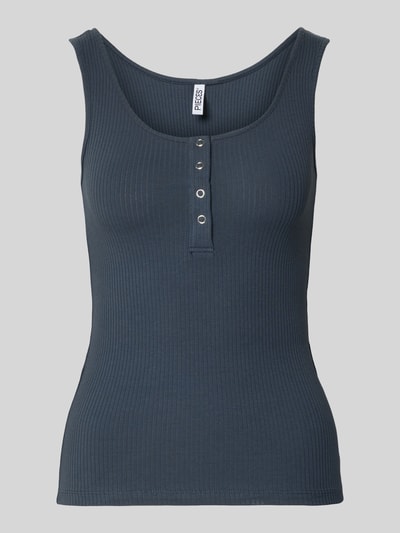 Produktfoto, Slim Fit Tank Top aus Bio-Baumwoll-Mix Modell 'KITTE' von Pieces in Dunkelblau, Ripptextur, breite Träger, Henley-Ausschnitt, Knopfdetail, unifarben