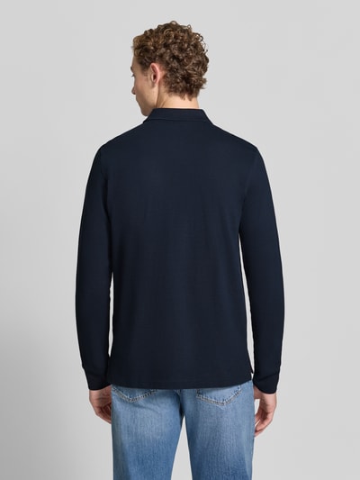 Männermodel draagt Regular Fit Poloshirt aus reiner Baumwolle van MCNEAL in donkerblauw, langarm, labelstitching, pure katoen, regular fit, Polokraag met knoopsluiting, ruglengte maat M 73 cm, Ganzkörperansicht Rückansicht.