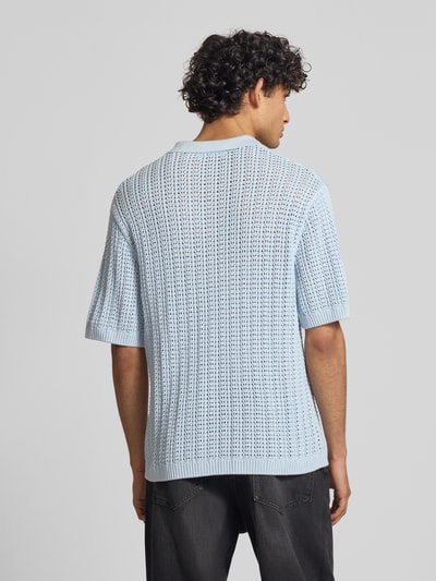 Männermodel trägt Slim Fit Poloshirt in Crochet-Optik von REVIEW, hellblau, reine Baumwolle, Halbarm, Rückenlänge 68 cm, Ganzkörperansicht Rückansicht.