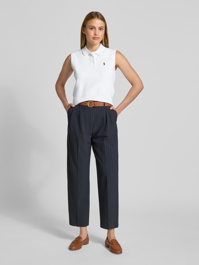 Frauenmodel trägt Slim Fit Pullunder aus Baumwoll-Mix von POLO RALPH LAUREN in Optik: Unifarben mit Logo-Stitching, Polokragen, V-Ausschnitt und Strick-Materialverarbeitung, Ganzkörperansicht von vorne.