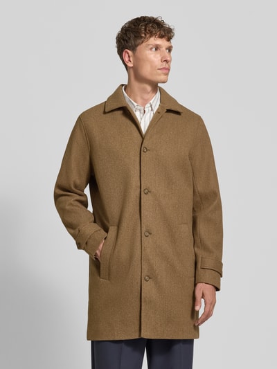 Männermodel trägt Regular Fit Mantel mit Knopfleiste Modell 'HERSNAP' von Casual Friday, braune Farbe, Umlegekragen, Eingrifftaschen, Ganzkörperansicht von vorne. Herren Mantel, Rückenlänge 95 cm, Schulterbreite 47 cm, Brustweite 61 cm, Ärmellänge 66 cm.