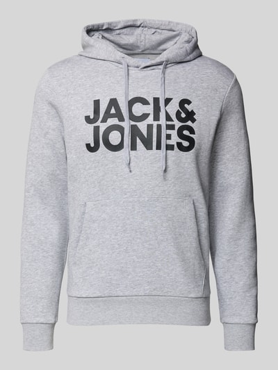 Produktfoto, szary Hoodie mit Label-Print und Känguru-Tasche von Jack & Jones, bawełna, regular fit, widoczna kangurka oraz nadruk