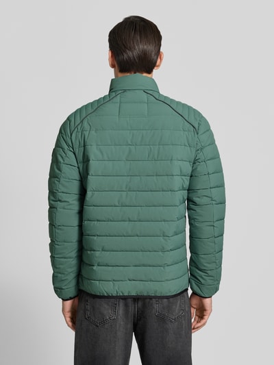 Männermodel trägt Steppjacke mit Stehkragen und Reißverschlusstaschen von LERROS in Grün, waagerechte Steppungen, Ganzkörperansicht Rückansicht, Regular Fit, Kontext: Herren Steppjacke, Rückenlänge 69 cm, Schulterbreite 46 cm, Brustweite 60 cm, Ärmellänge 69 cm.