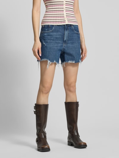 Frauenmodel trägt Jeansshorts im Used-Look und mit 5-Pocket-Design von REVIEW aus Reine Baumwolle, Loose-Fit, Ganzkörperansicht von vorne.