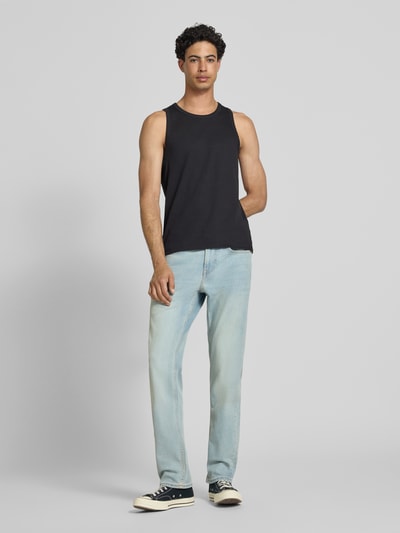 Männermodel trägt Regular Fit Straight Jeans aus Baumwoll-Lyocell-Mix Modell 'CASH' von Pepe Jeans in heller Denim-Optik, 5-Pocket-Design, Label-Patch und Label-Prägung, Materialverarbeitung Twill, Knopf und verdeckter Reißverschluss, Ganzkörperansicht von vorne.