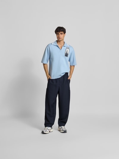 Männermodel trägt Regular Fit Leinenhose mit Cargotasche von Kenzo, marineblau, elastischer Bund mit Tunnelzug, Ganzkörperansicht von vorne.