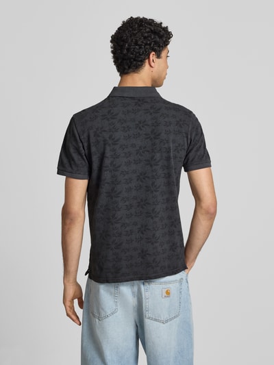 Männermodel trägt Slim Fit Poloshirt mit kurzer Knopfleiste Modell 'FRISCO' von Blend, reine Baumwolle, Rückenansicht, Ganzkörperansicht.