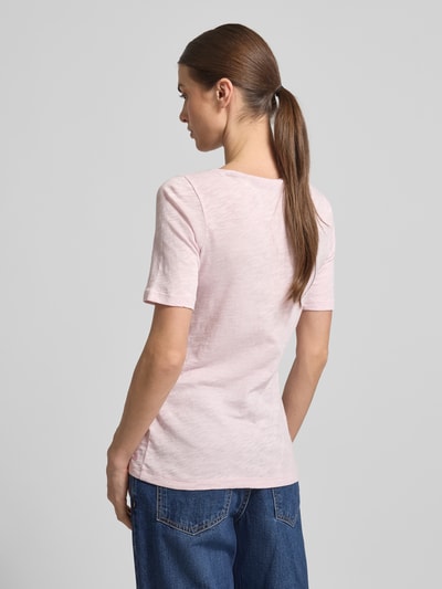 Frauenmodel trägt Slim Fit T-Shirt aus reiner Baumwolle von Marc O'Polo, unifarben in Melange-Optik, Kurzarm, Rückansicht Ganzkörperansicht.