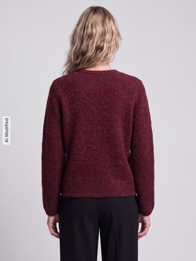 Männermodel trägt dunkelroten kardigan rozpinany aus mieszanka wełny von Selected Modell 'LULU', Damen Strickjacke, Ganzkörperansicht Rückansicht, KI-modifiziertes Bild