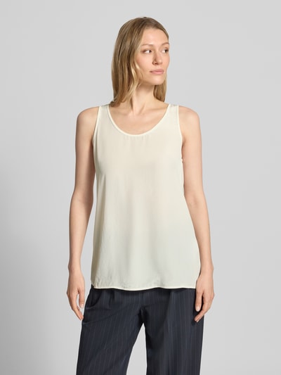 Kobiece modelka nosi Blusenshirt mit Rundhalsausschnitt und Label-Detail von Marc Cain z satyny, krój straight fit, okrągły dekolt, długość tyłu w rozmiarze 36: 52 cm, jasny kolor, gładka faktura, całkowite ujęcie przodem.