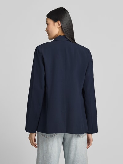 Frauenmodel trägt Relaxed Fit Blazer mit Reverskragen Modell 'Danta' von B.Young, dunkelblau, Material-Mix mit Viskose-Anteil, Ganzkörperansicht Rückansicht.