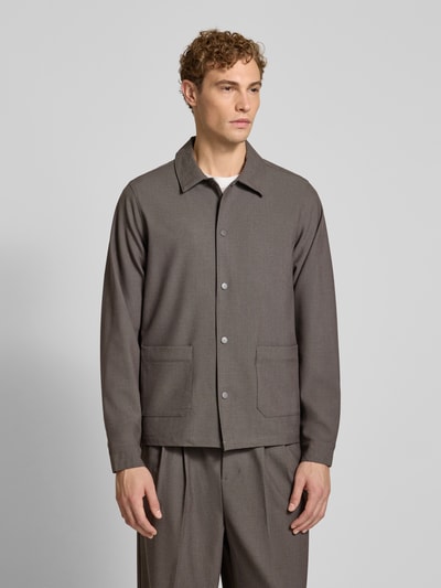 Männermodel trägt Overshirt mit Viskose-Anteil Modell 'ARTO' von Casual Friday in Grau, gerader Schnitt, aufgesetzte Taschen, Ganzkörperansicht von vorne.