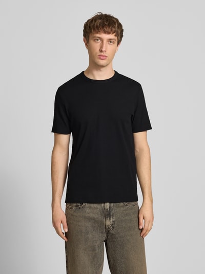 Männermodel trägt Regular Fit T-Shirt aus Baumwoll-Mix von Marc O’Polo Denim in Schwarz, unifarben, Rundhals, kurzarm, Ganzkörperansicht von vorne.