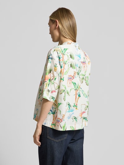 Frauenmodel trägt Bluse mit Maokragen und 1/2-Arm von Emily Van den Bergh aus reiner Baumwolle, Straight Fit, Ganzkörperansicht Rückansicht.