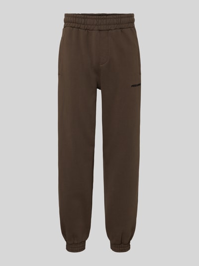 Produktfoto, Sweatpants mit elastischem Bund von Pegador in Braun, weiter Schnitt, französische Taschen, Baumwoll-Mix, Label-Stitching.