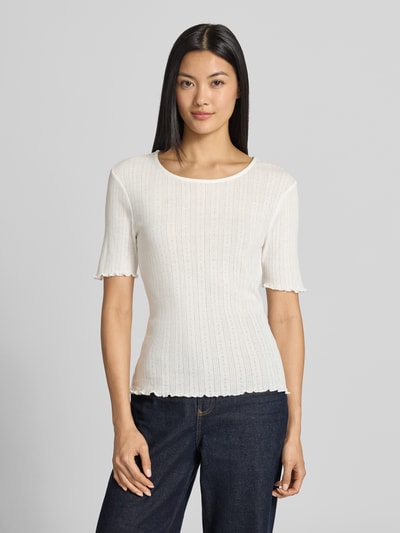 Frauenmodel trägt T-Shirt mit Wellensaum und Rundhalsausschnitt Modell 'UNICA' von b.young, weiße Ripp-Optik, Slim Fit, reine Baumwolle, Ganzkörperansicht von vorne.