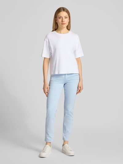 Vrouwenmodel draagt Cropped Hose mit Eingrifftaschen Modell 'PIPER' van Cambio in lichtblauw, slim fit, katoen, geheel van voren
