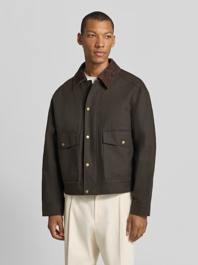 Männermodel trägt Regular Fit Blouson aus reiner Baumwolle Modell 'MONTANA' von Selected in Dunkelbraun, Twill-Optik, Ganzkörperansicht von vorne.