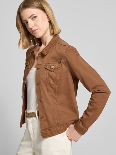 Frauenmodel trägt Jeansjacke mit Pattentaschen Modell 'Erna' von Soyaconcept, braun, Baumwoll-Mix mit Stretch-Anteil, Körpernaher-Schnitt, Kentkragen, Knopfleiste, Knopfverschluss, Ganzkörperansicht von vorne.