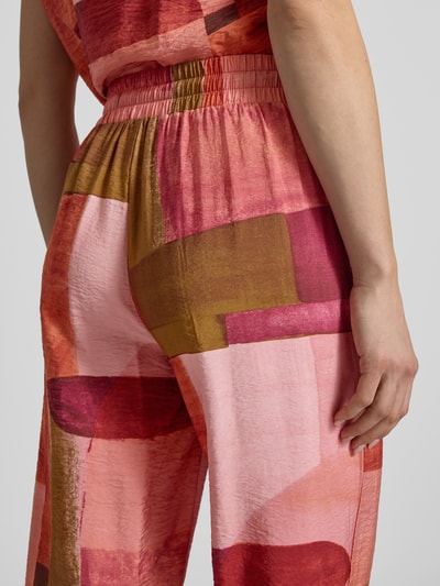 Frauenmodel trägt Stoffhose im Allover-Look Modell 'CATANIA' von Soyaconcept, Viskose-Mix, Relaxed-Fit, Detailaufnahme Rückansicht.