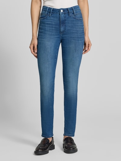 Modelka kobieca nosi Skinny Fit Jeans aus Baumwoll-Mix Modell 'Izabell' od s.Oliver RED LABEL w kolorze niebieskiego denimu, tekstura gładka, pełny widok sylwetki z przodu.