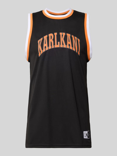 Produktfoto, Regular Fit Top mit Logo-Print von KARL KANI in Schwarz mit Strukturmuster, orangenen und weißen Akzenten, Rundhalsausschnitt.