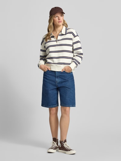 Frauenmodel trägt Relaxed Fit Sweatshirt aus reiner Baumwolle von Marc O'Polo Denim, mehrfarbig, gestreift, Label-Patch, Polokragen, V-Ausschnitt, Langarm mit geripptem Ärmelabschluss, Rumpfabschluss gerippt, Materialverarbeitung Sweat, Ganzkörperansicht von vorne.