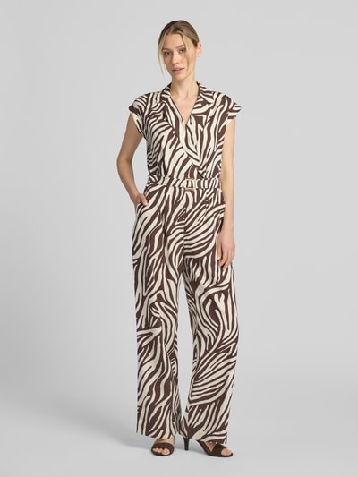Frauenmodel trägt Regular Fit Jumpsuit aus Lyocell-Mix von s.Oliver BLACK LABEL mit braun-beigem Zebra-Muster, Ganzkörperansicht von vorne.