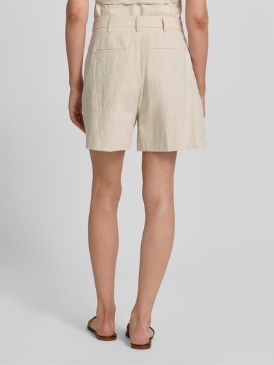 Frauenmodel trägt Shorts aus Ramie-Mix mit Biesen Modell 'Sega' von Neo Noir in Beige, strukturierte Oberfläche, Ganzkörperansicht Rückansicht. Damen Shorts im Straight Fit aus Ramie-Baumwoll-Mix, Haken- und Reißverschluss, Bundweite 39 cm, Innenbeinlänge 11 cm in Größe 36.