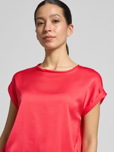 Vrouwenmodel draagt T-shirt met ronde hals model 'ELLETTE' van Vila, mix van viscose en elastaan, los model, dames, close-up bovenlichaam.