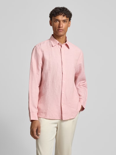 Männermodel trägt Regular Fit Freizeithemd aus Leinen-Baumwoll-Mix Modell 'CLAY LINENBLEND' von SELECTED HOMME in Rosa-Melange, Kentkragen und durchgehende Knopfleiste, Ganzkörperansicht von vorne.