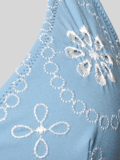 Frauenmodel trägt Bikini-Oberteil mit Stitchings und Schnürung Modell 'HESPERA' von MC2 Saint Barth im Allover-Look, Material-Mix mit Stretch-Anteil, Detailaufnahme.
