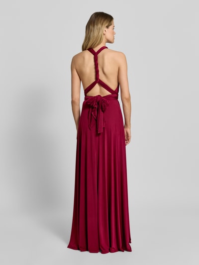 Frauenmodel trägt Maxikleid mit tiefem V-Ausschnitt von Rose Avenue, Taillierter Schnitt, rückenfrei mit gekreuzten Trägern, Rot, Ganzkörperansicht Rückansicht.