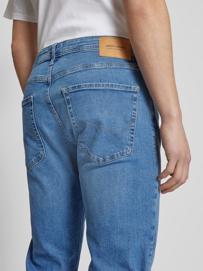 Jack & Jones Jeansy o kroju comfort fit z 5 kieszeniami model ‘MIKE’ Jeansowy niebieski 3