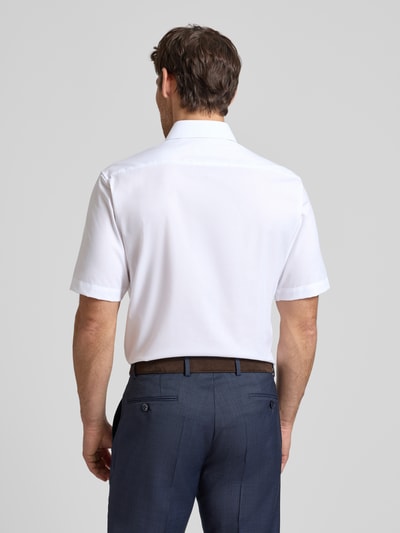 Männermodel trägt Regular Fit Business-Hemd aus Baumwolle mit Kentkragen von ETERNA in Weiß, 1/2-Arm, Rückenlänge 80 cm, Ganzkörperansicht Rückansicht.
