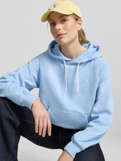 Frauenmodel trägt Regular Fit Hoodie aus Baumwoll-Mix von Polo Ralph Lauren in Hellblau mit Logo-Stitching, Kängurutasche, Nahaufnahme Oberkörper.
