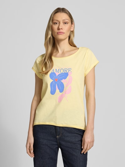 Frauenmodel trägt T-Shirt mit Motiv-Print und Rollsaum von Christian Berg Woman in Gelb, Reine Baumwolle, Gerader-Schnitt, Rundhalsausschnitt, Ganzkörperansicht von vorne.